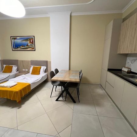 Kevin'S Lungomare Apartment Vlorë Buitenkant foto