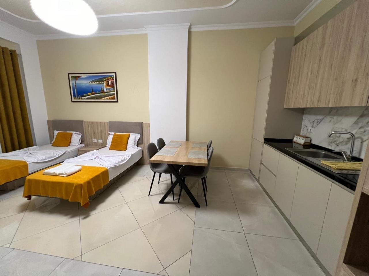 Kevin'S Lungomare Apartment Vlorë Buitenkant foto